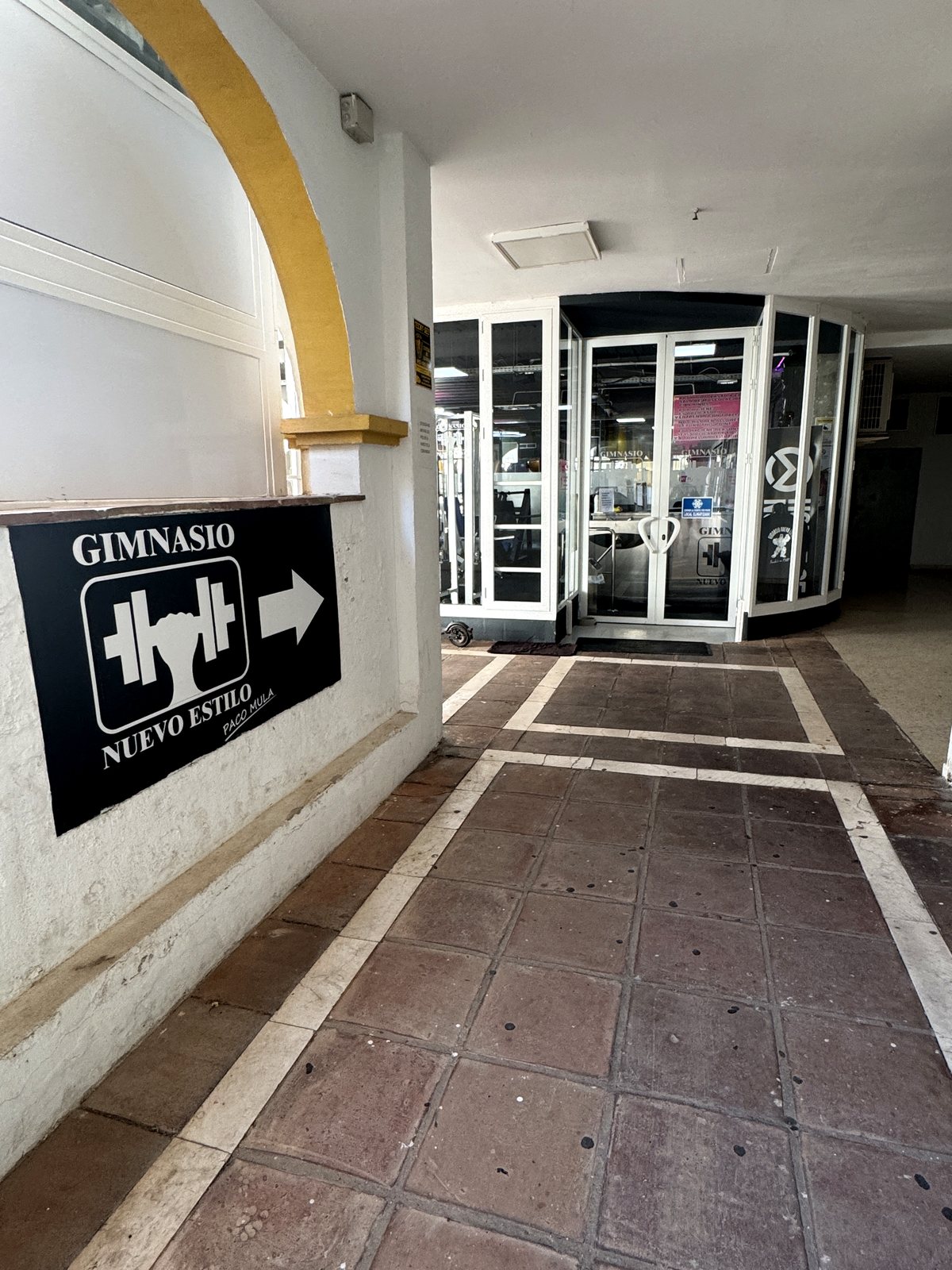 Entrada abierta y luminosa de Nuevo Estilo Arroyo de la Miel