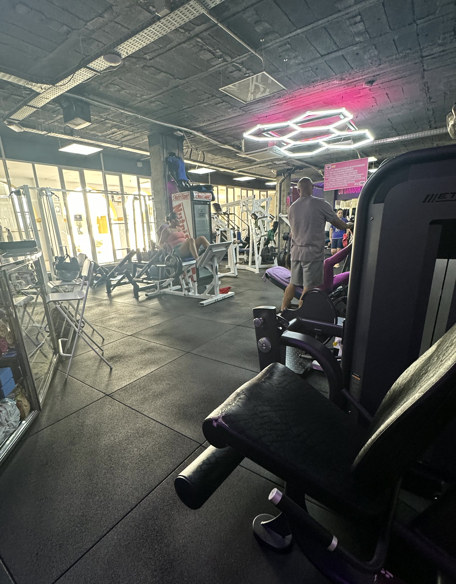 Zona de máquinas y entrenamiento guiado en Nuevo Estilo Arroyo