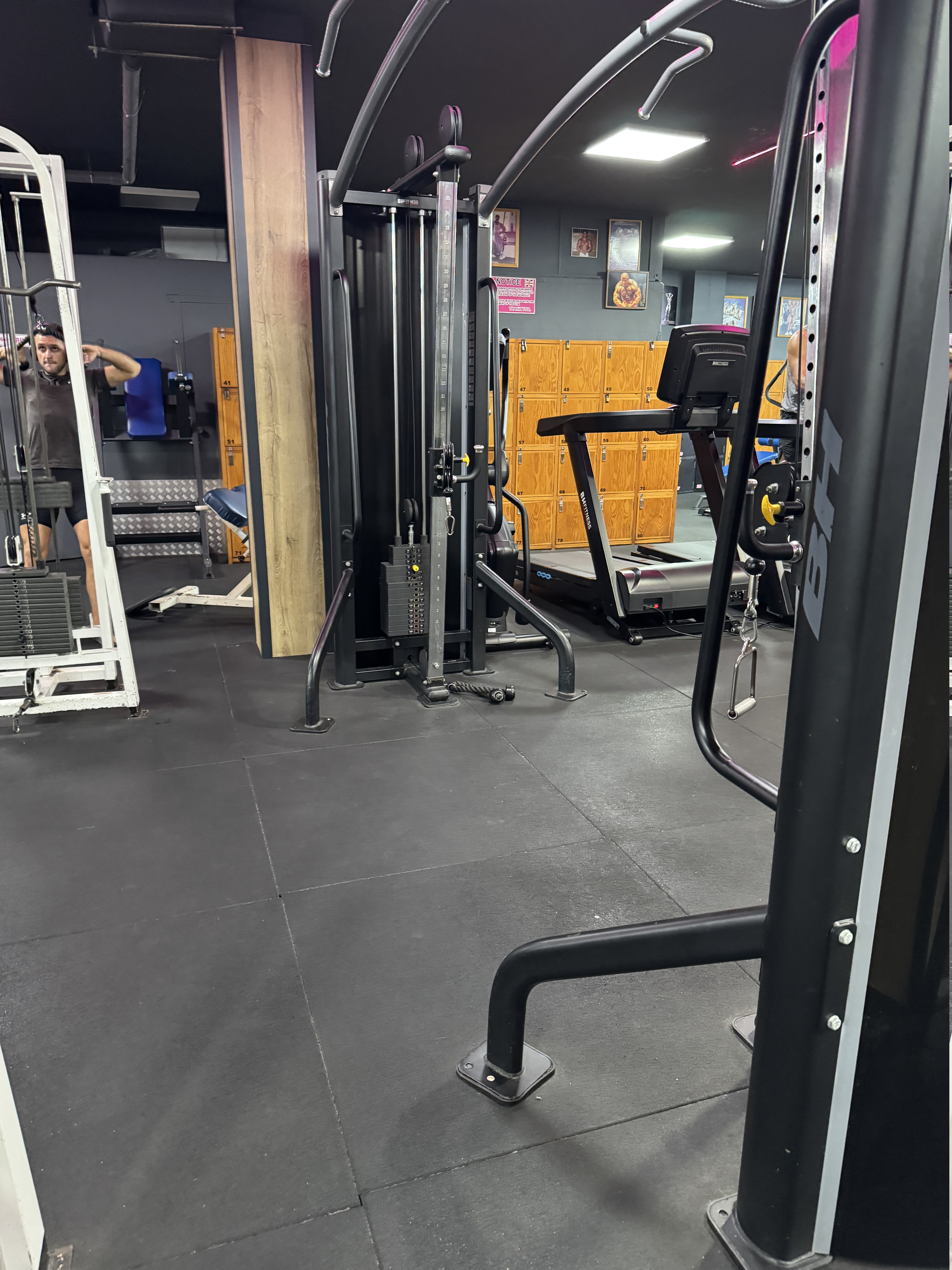 Máquina de poleas y estación de cables en Nuevo Estilo Gym Fuengirola