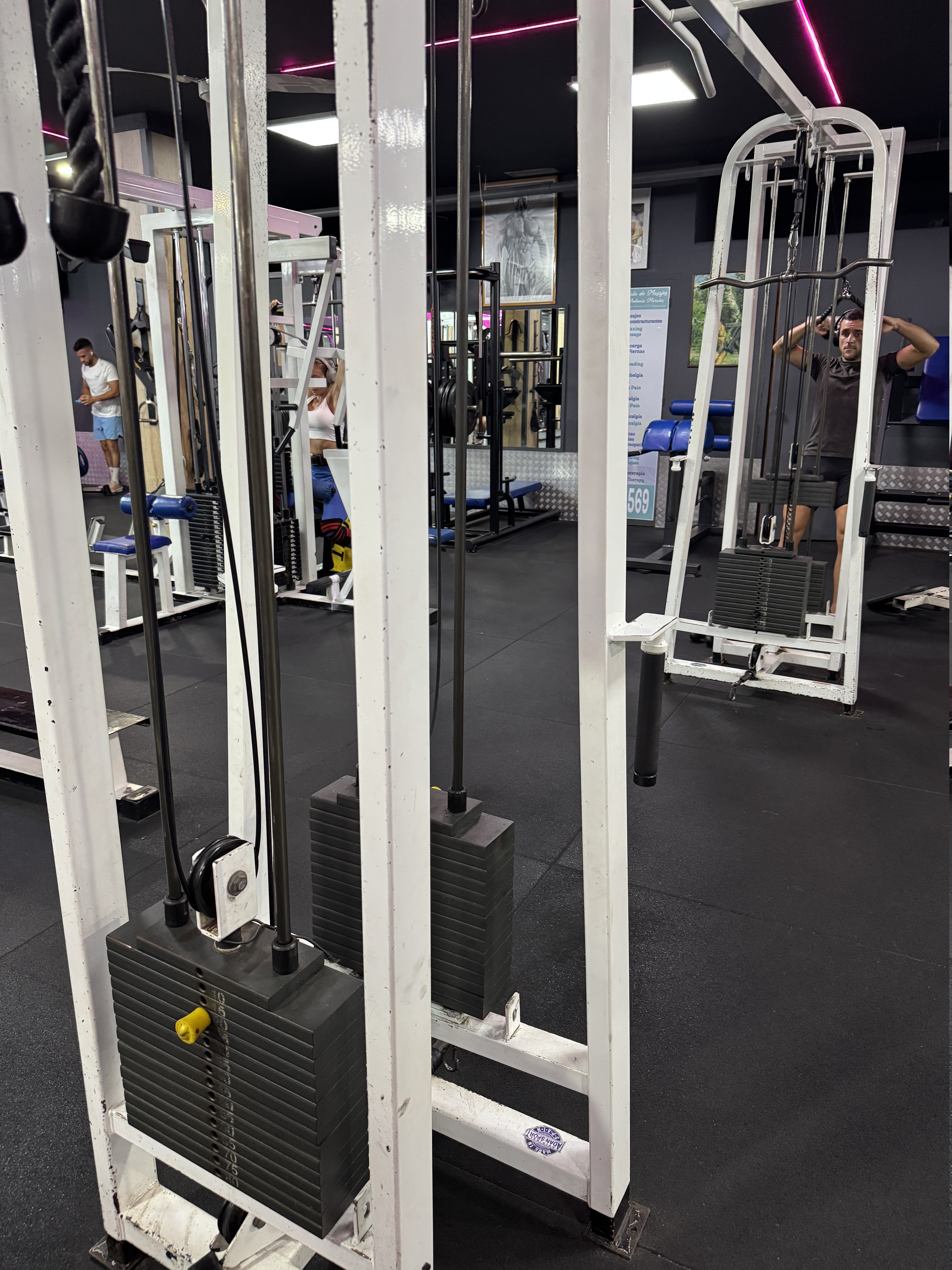 Equipamiento de poleas en la sala de fuerza de Nuevo Estilo Gym Fuengirola