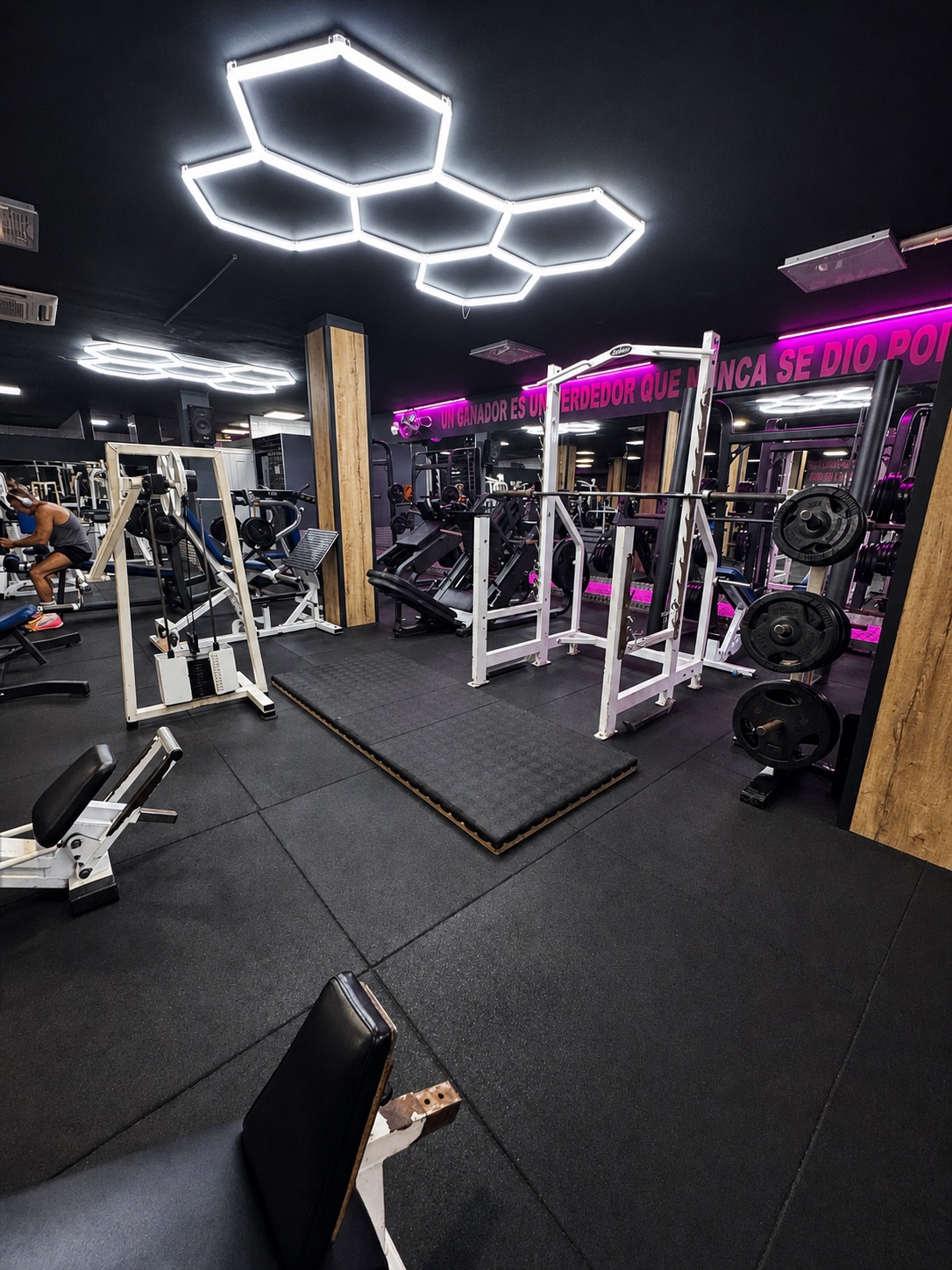 Plataforma de peso libre para sentadilla y peso muerto en Gimnasio Nuevo Estilo Fuengirola