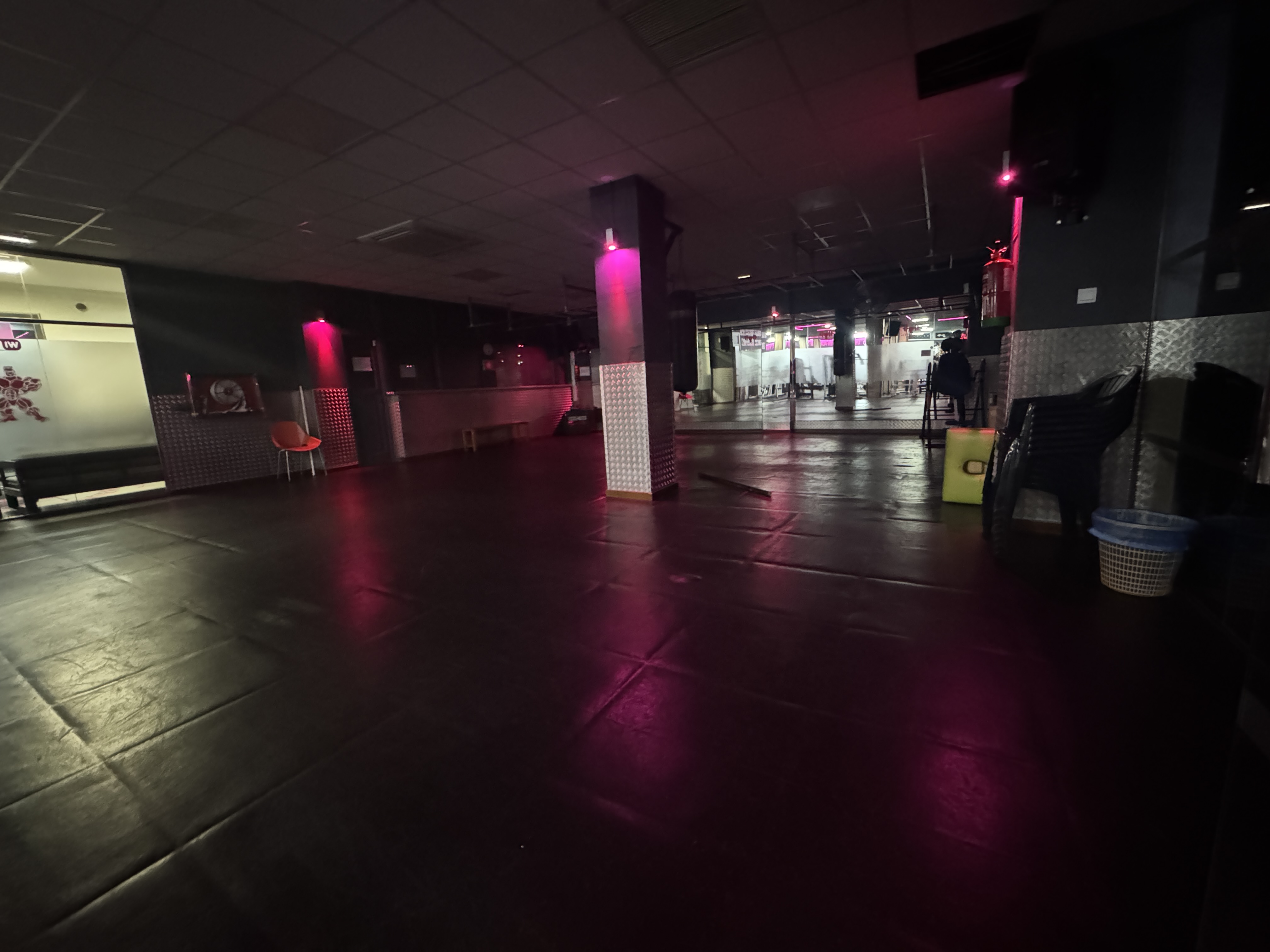 Sala de boxeo y actividades con iluminación rosa en Gimnasio Nuevo Estilo Fuengirola