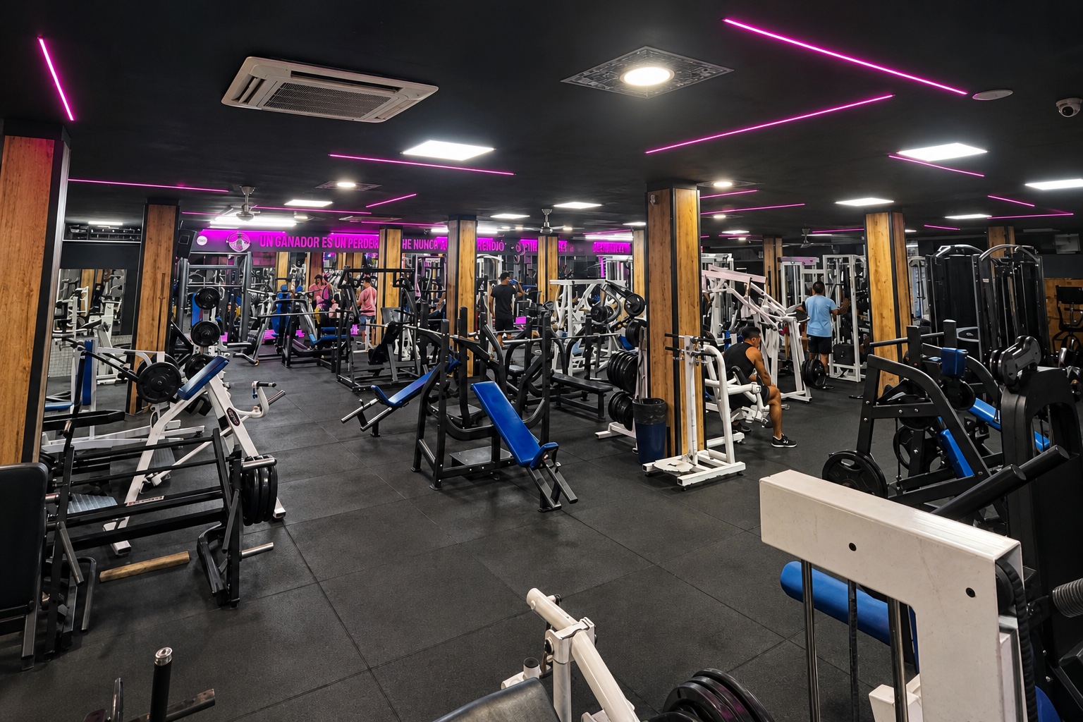 Vista amplia de la sala de máquinas de Gimnasio Nuevo Estilo Fuengirola