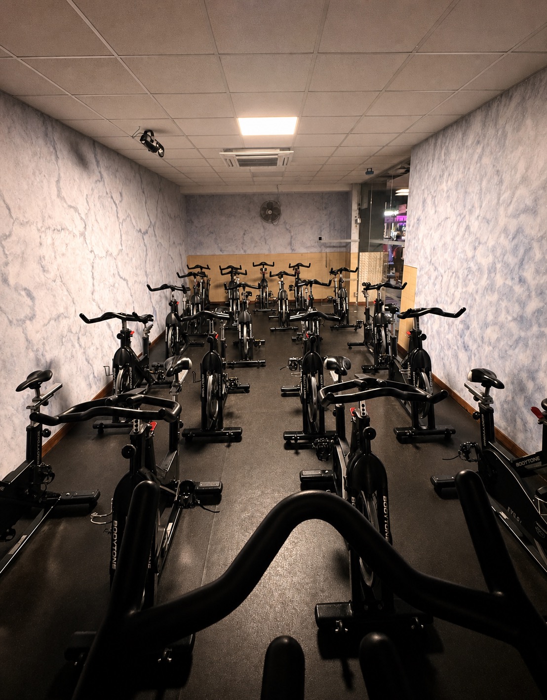 Sala de spinning de Gimnasio Nuevo Estilo Fuengirola vista frontal con bicicletas indoor