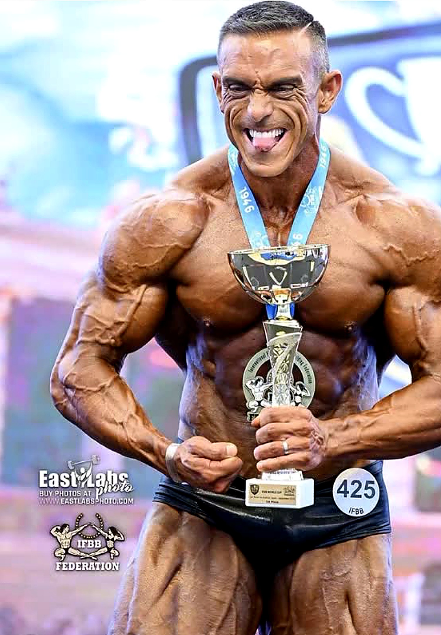 Víctor Moral con trofeo en competición IFBB